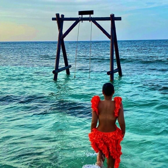 Stunning Ruffle Dress - High Quality Fashion Only - Picture 3 of 4